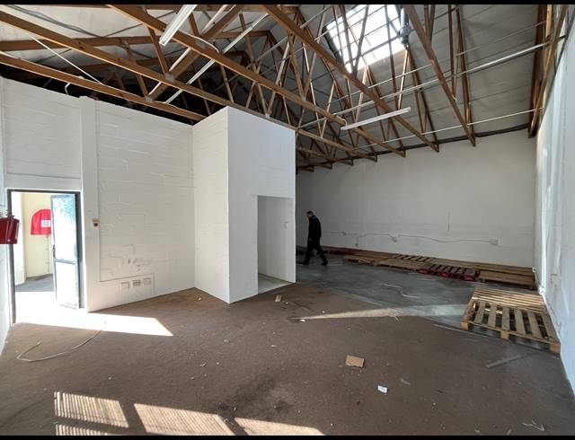 102M² WAREHOUSE TO LET IN MILNERTON CENTRAL